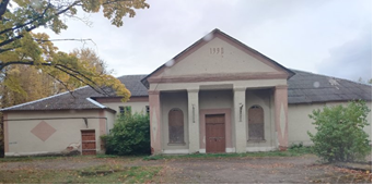 Двухэтажное кирпичное здание клуба Витебская обл., Глубокский р-н, Коробовский с/с, д. Шуневцы, ул. Центральная, 4