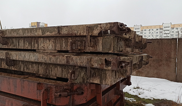 Лот №113. Форма плиты забора (П5В) 1ПБ 40-20 инв. №0030064, размеры 3,98х0,16х2,50 м.