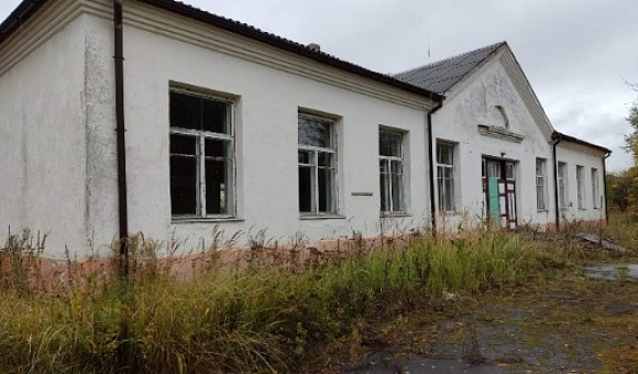 Здание школы,  220/C-27376  Глубокский район, Узречский с/с,  д. Двор-Узречье, ул. Полевая, 1