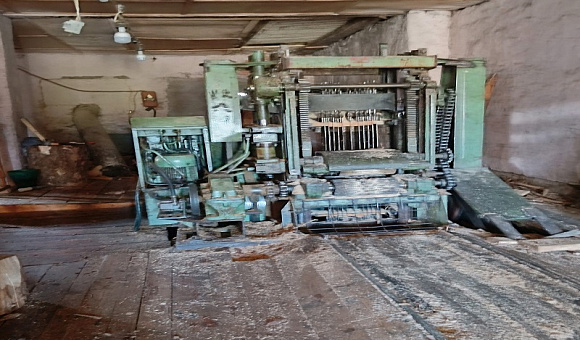 Лот №5. Лесопильная рама с двумя подкатными тележками для подачи бревен  с инв. № 15.