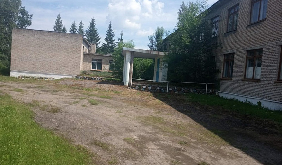 Комплекс объектов (здание школы,  инв.№ 222/С-13936, здание школы-интернат,  инв.№ 222/С-13947, здание погреба, инв. № 222/С-13946), Поставский район,  Волковский с/с, д. Волки, ул. Советская, 6