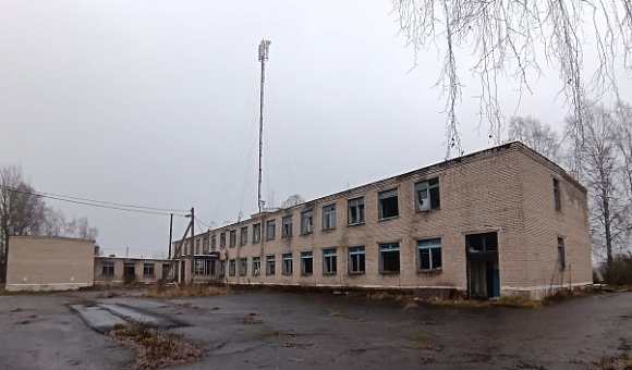 Комплекс капитальных строений (2 здания бывшей Перебродской школы), здание школы инв. № 254/С-11314, учебно-производственное здание   инв. №254/С-11953, Миорский район, Перебродский с/с, д. Перебродье, ул.Школьная, 5,3