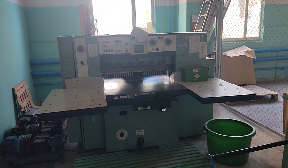 Лот № 8. Бумагорезальная машина SEYPA 92, инв. № 00013. Оборудование и инвентарь: Бумага крафт 78г/м2, 1/1а 500 л.; НОЖ БУМАГОРЕЗ.1300*150*12; НОЖ БУМАГОРЕЗ.1500*130*12; КАЛЬКУЛЯТОР HАСТ. ВОДОHЕПР. ERA ER; КИТАЙ; КОHТЕЙHЕРА, 2 шт.