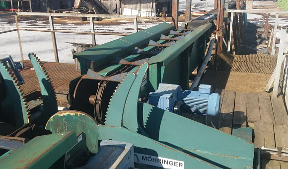 Линия сортировки и окорки круглого леса