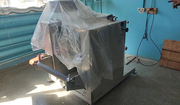 Лот № 7. Перемоточно-бобинорезальная машина DK-520, инв. № 00298. Оборудование и инвентарь: НАМОТЧИК ВНЕШНИЙ METEOR, инв. № 00239; Лезвие 18мм без покрытия 071566, Германия, 10 шт.; Нож с прорезиненной рукояткой 3К 18мм, 200мм, Китай; Ножницы закройные, 