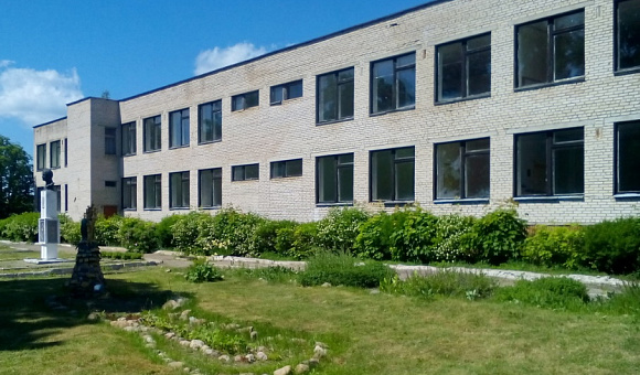 Комплекс зданий ГУО ”Ульяновичский детский сад-базовая школа Сенненского района“, инв. № 242/С-7166, инв. № 242/С-7162 Сенненский район, Богдановский с/с, аг. Ульяновичи, ул. Центральная д.6	